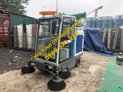 Xe quét rác hút bụi bằng...