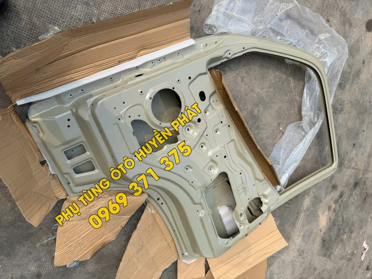 1B18061000612 Vỏ cánh cửa (cánh cửa mộc) Xe Thaco Ollin có lỗ đèn
