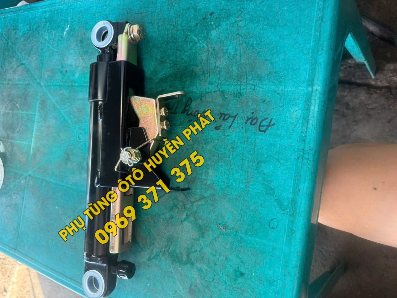 5003010-C1300 Ty nâng cabin Dongfeng Hoàng Huy