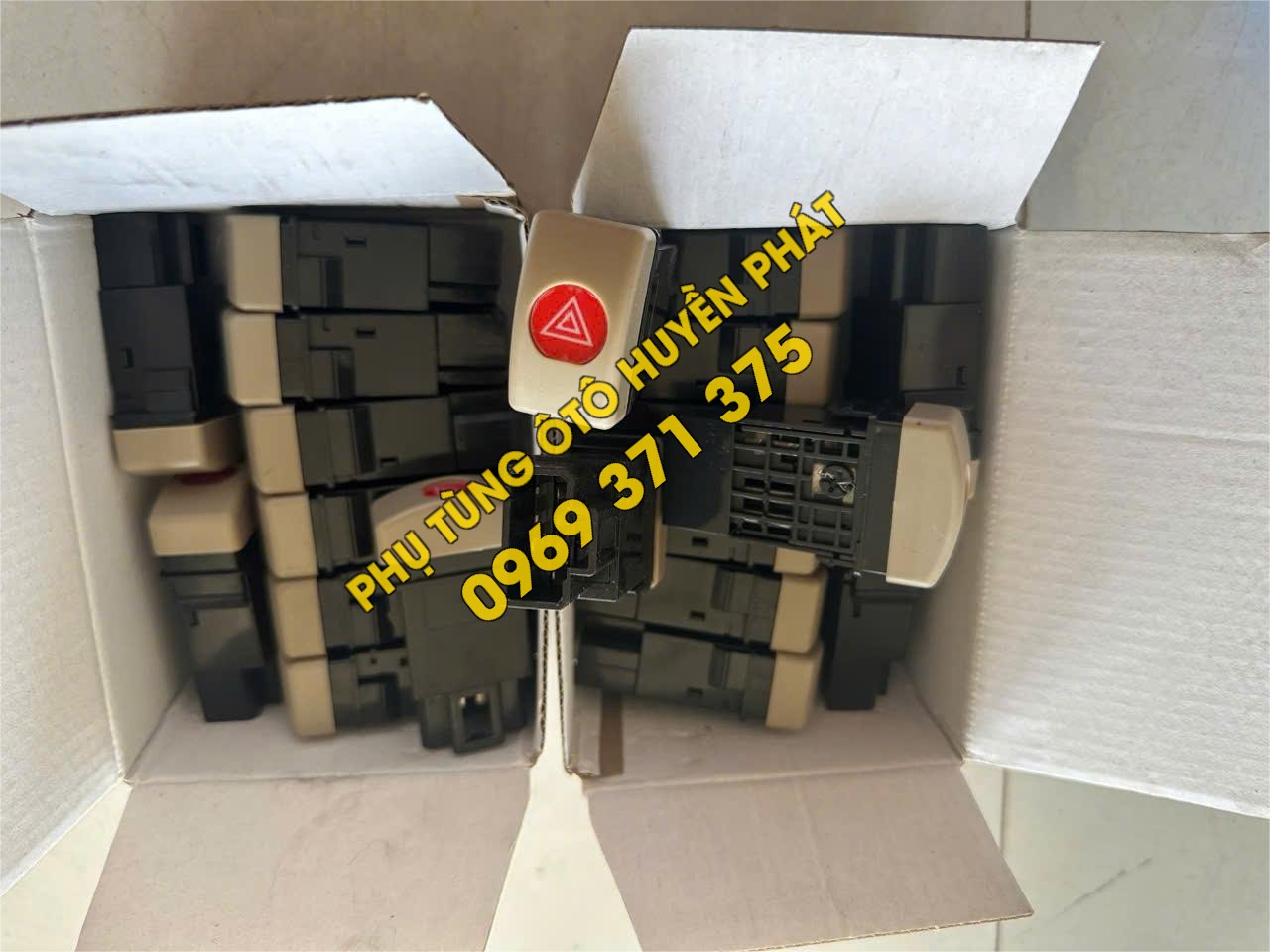 Công tắc cảnh báo nguy hiểm xe Chiến Thắng