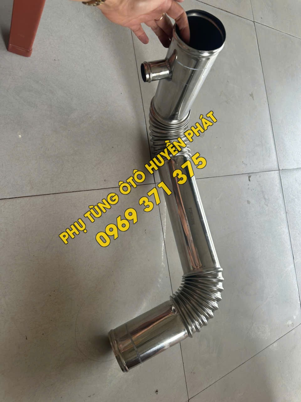 Cút nước dưới xe Howo WG9918530006