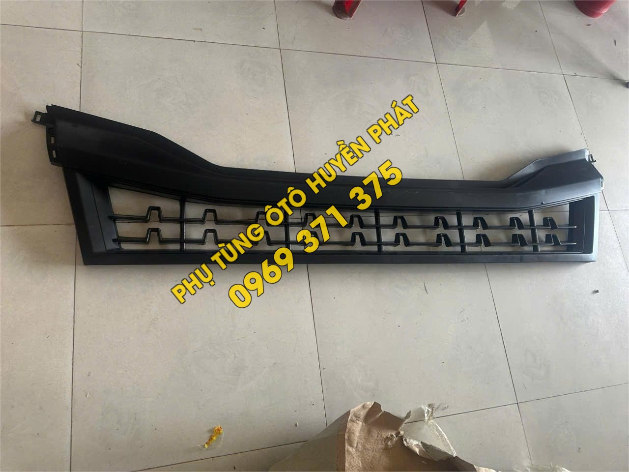 Ốp trang trí ba đờ sốc nửa trên Howo Max