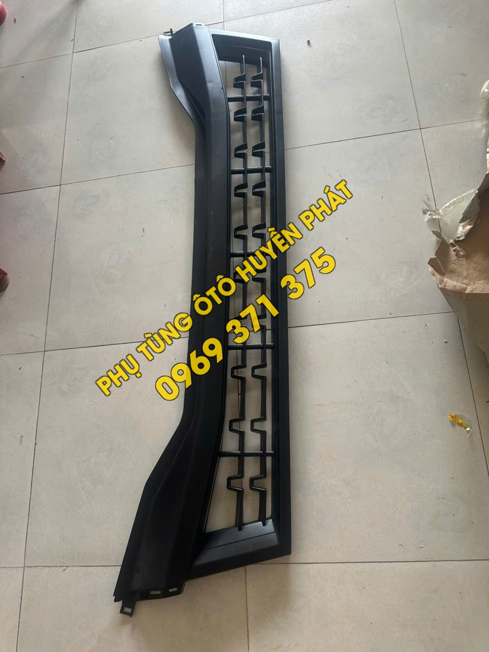 Ốp trang trí ba đờ sốc nửa trên Howo Max